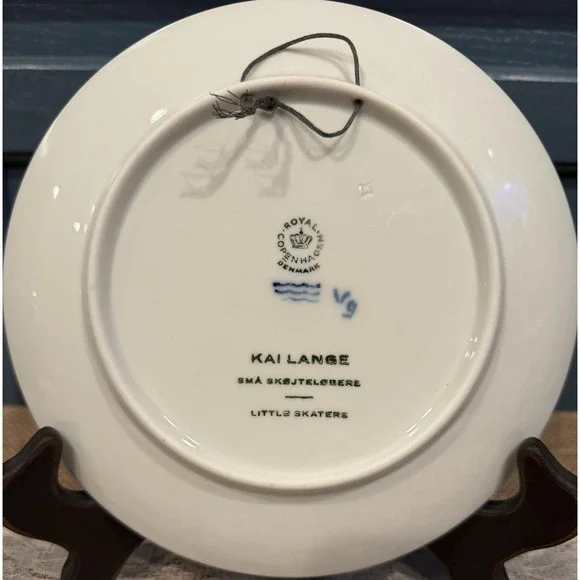 Vintage Royal Copenhagen Collectible Christmas Plate "Little Skaters" 1965 - Picture 4 of 5